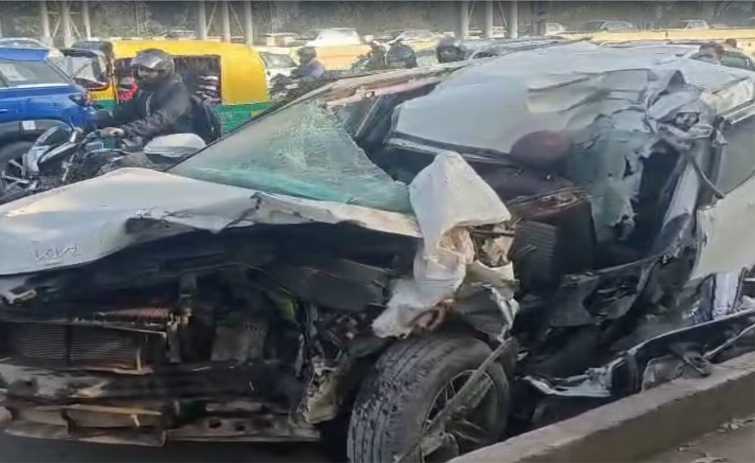 टोल के पास कार-ट्रक की भीषण टक्कर, 2 महिलाओं की मौत: 3 घायल