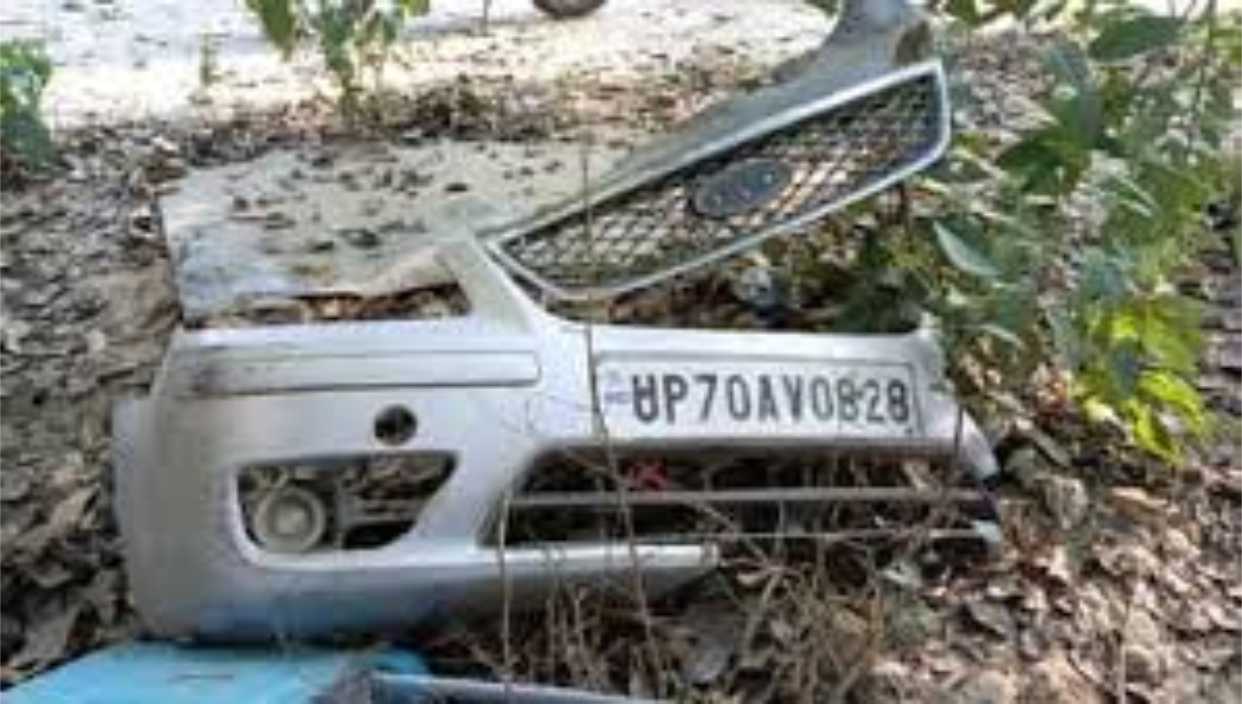 नियंत्रित होकर पेड़ से टकराने के बाद खड्ड में पलटी कार