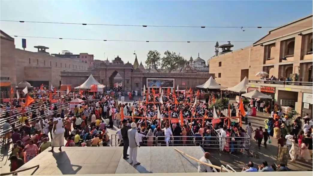 काशी विश्वनाथ धाम में उमड़ा आस्था का सैलाब