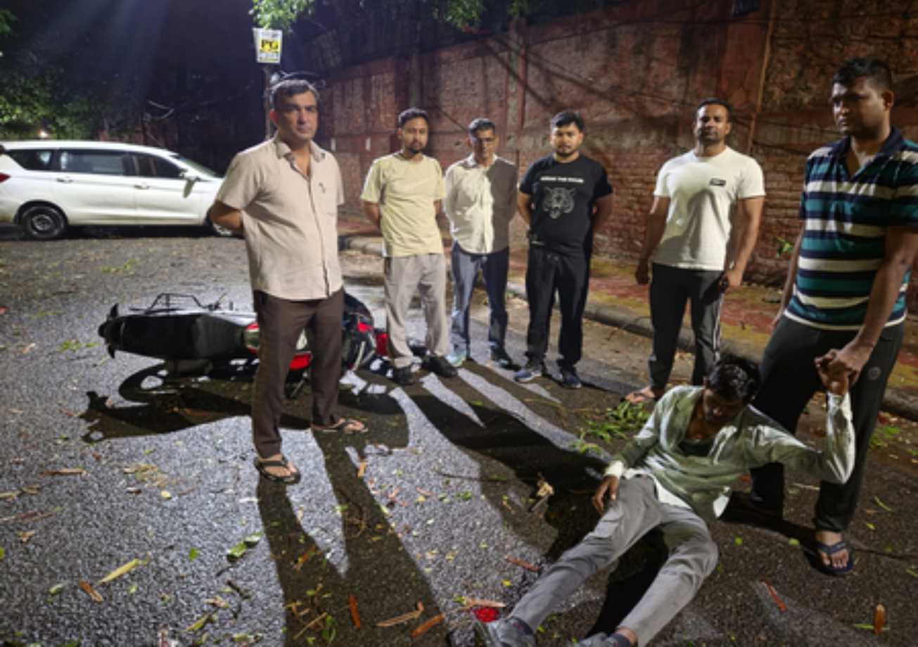 “दिल्ली में देर रात मुठभेड़” AATS टीम और बदमाश के बीच फायरिंग, 17 मामलों का आरोपी पैर में गोली लगने से घायल