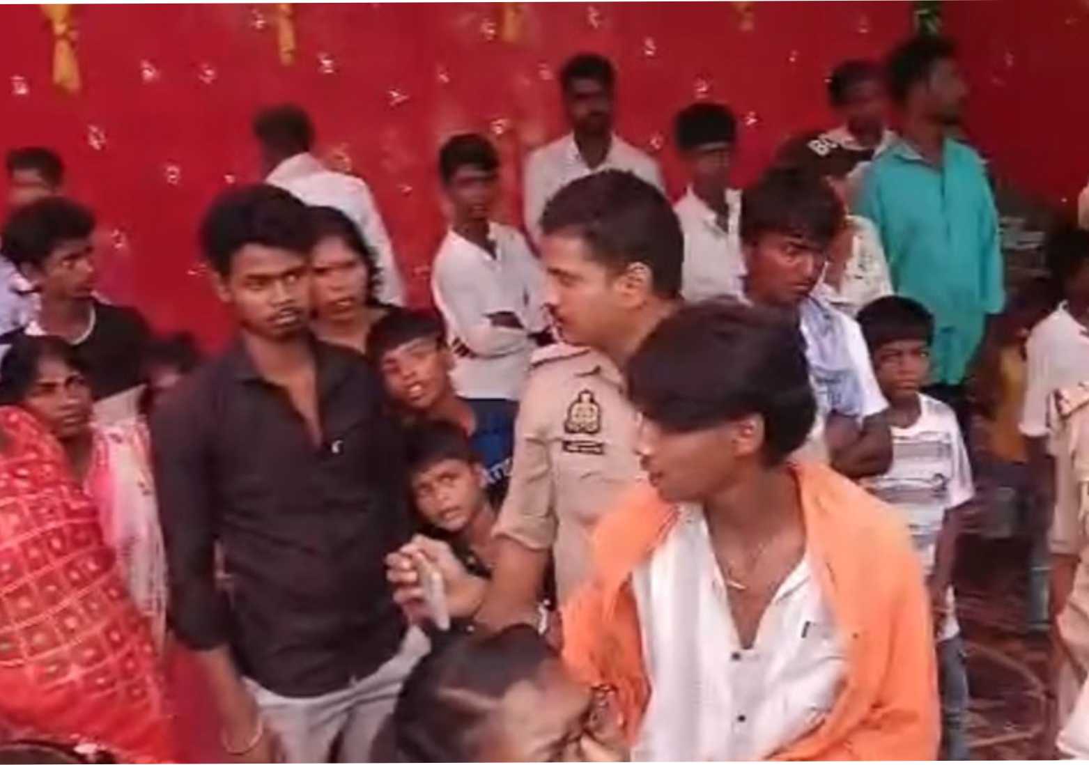 “धर्मसभा से धर्मग्रंथ बरामद” लालच देकर जरुरतमंदों को लुभाते थे, 3 पर FIR, 6 हिरासत में